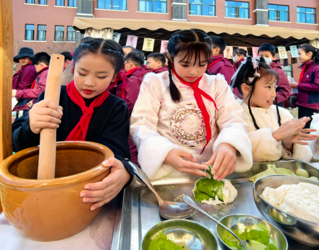 <b>学生双向赋能让书香滋润家庭让人文底蕴与赤色崇奉滋补少年生长</b>